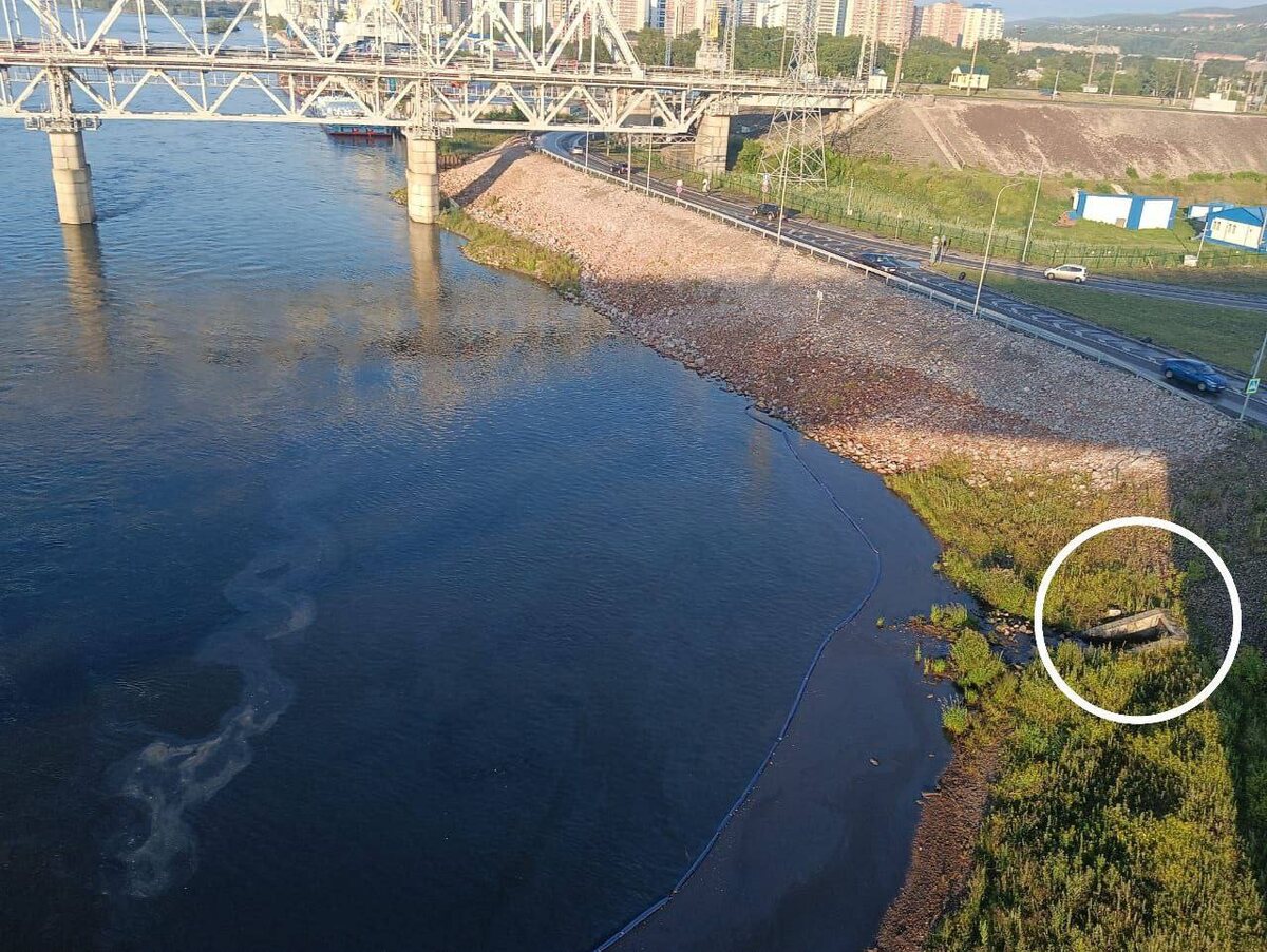     Масляные пятна вновь заметили на Енисее в районе красноярских «Тихих зорь»