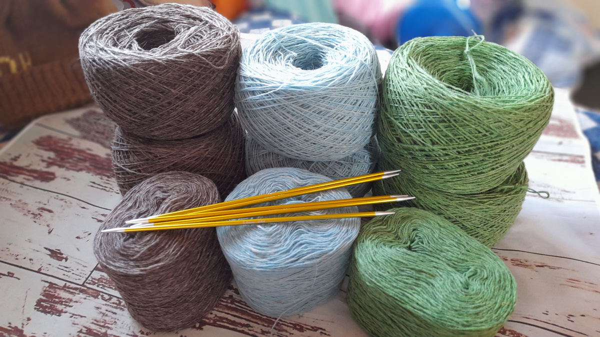 Размотала бобинки на 3 моточка каждого цвета. Буду вязать в 3 нитки 