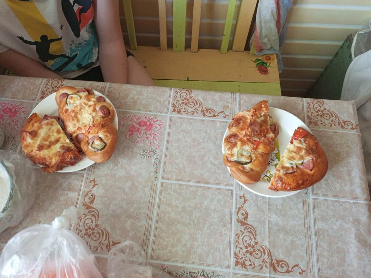 Детский завтрак. Сосиска "По-царски", и пицца на двоих. Дети завтракали в 09.15.