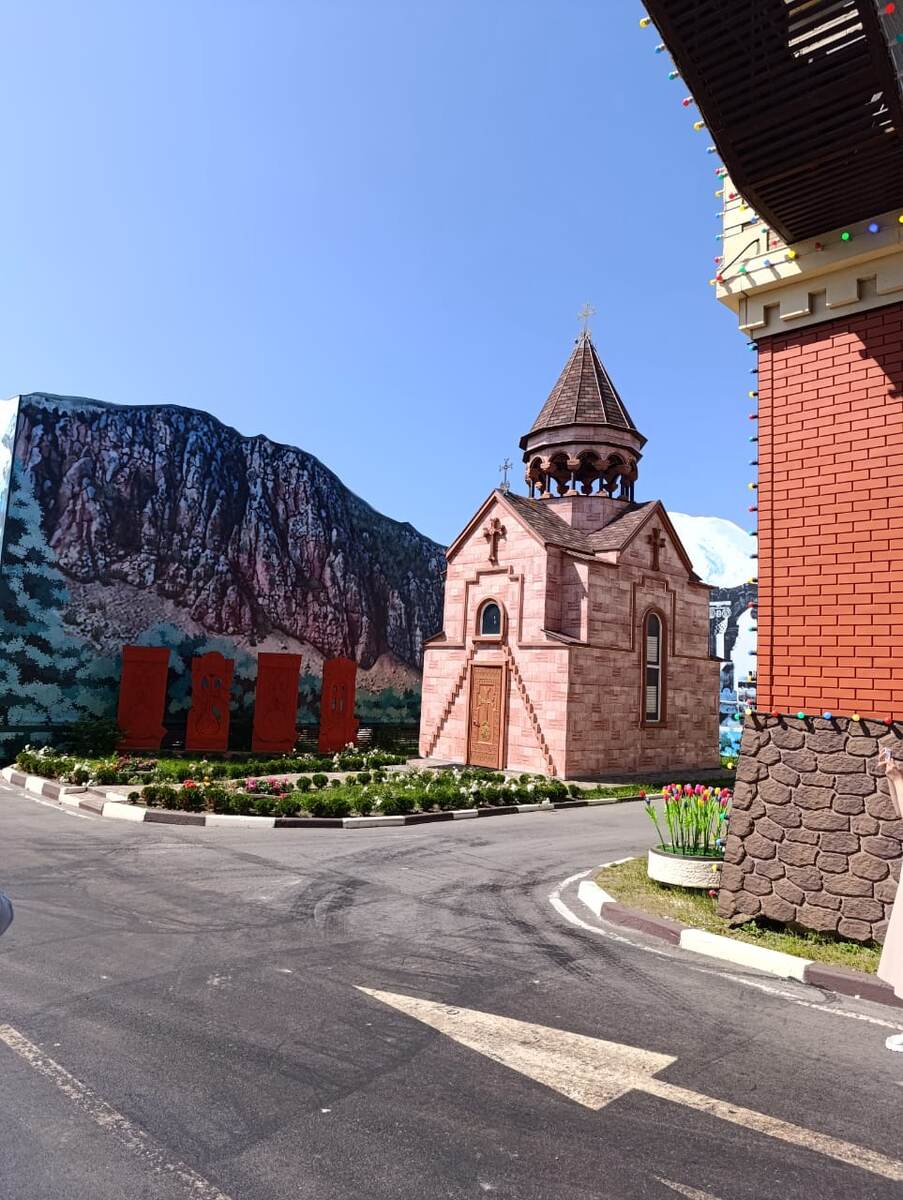 Армянская церковь и надпись "АтАг" на армянском (красные хачкары) в Сказочном городке.