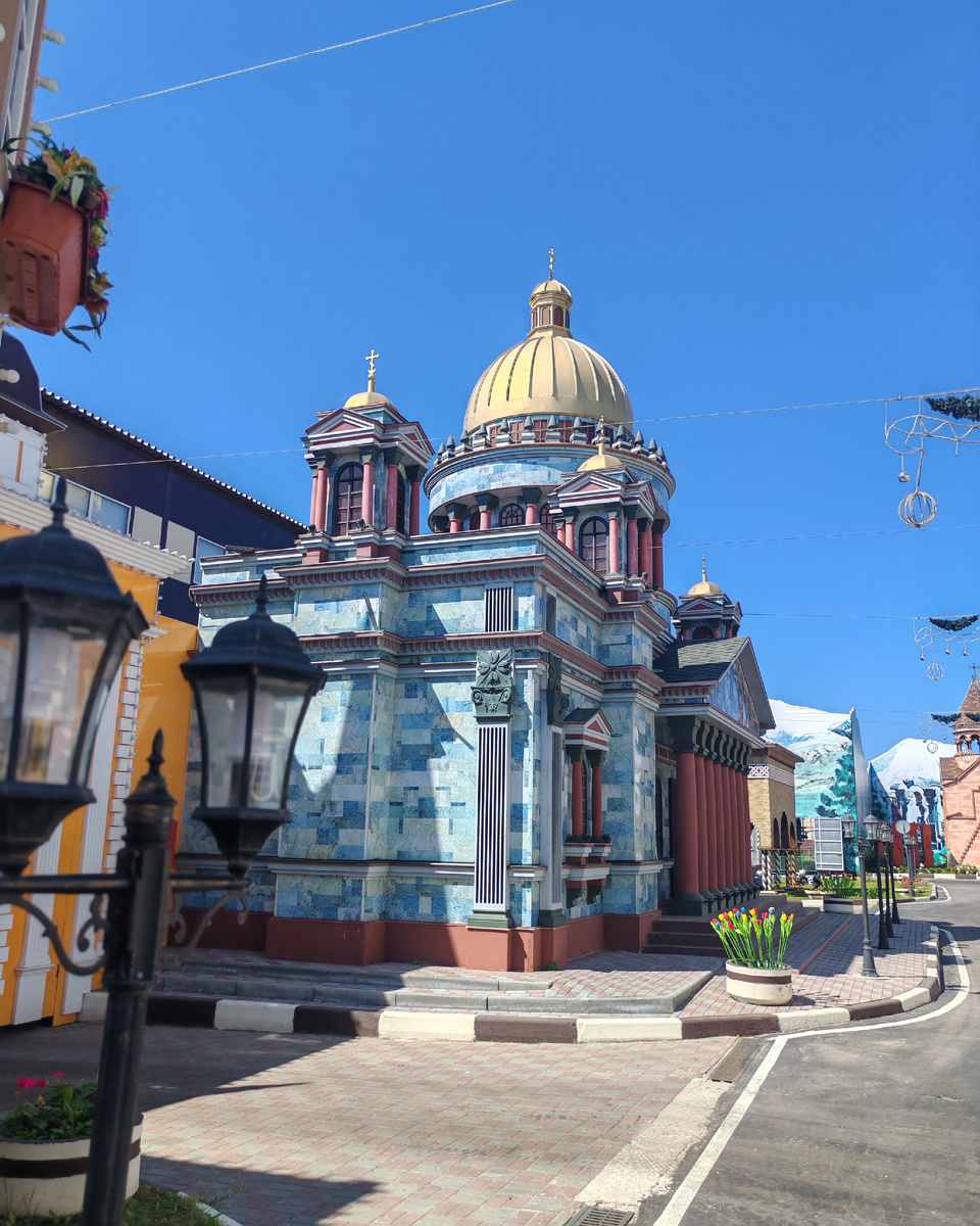 Исаакиевский собор и кусочек Арсенала (жёлтое здание слева)