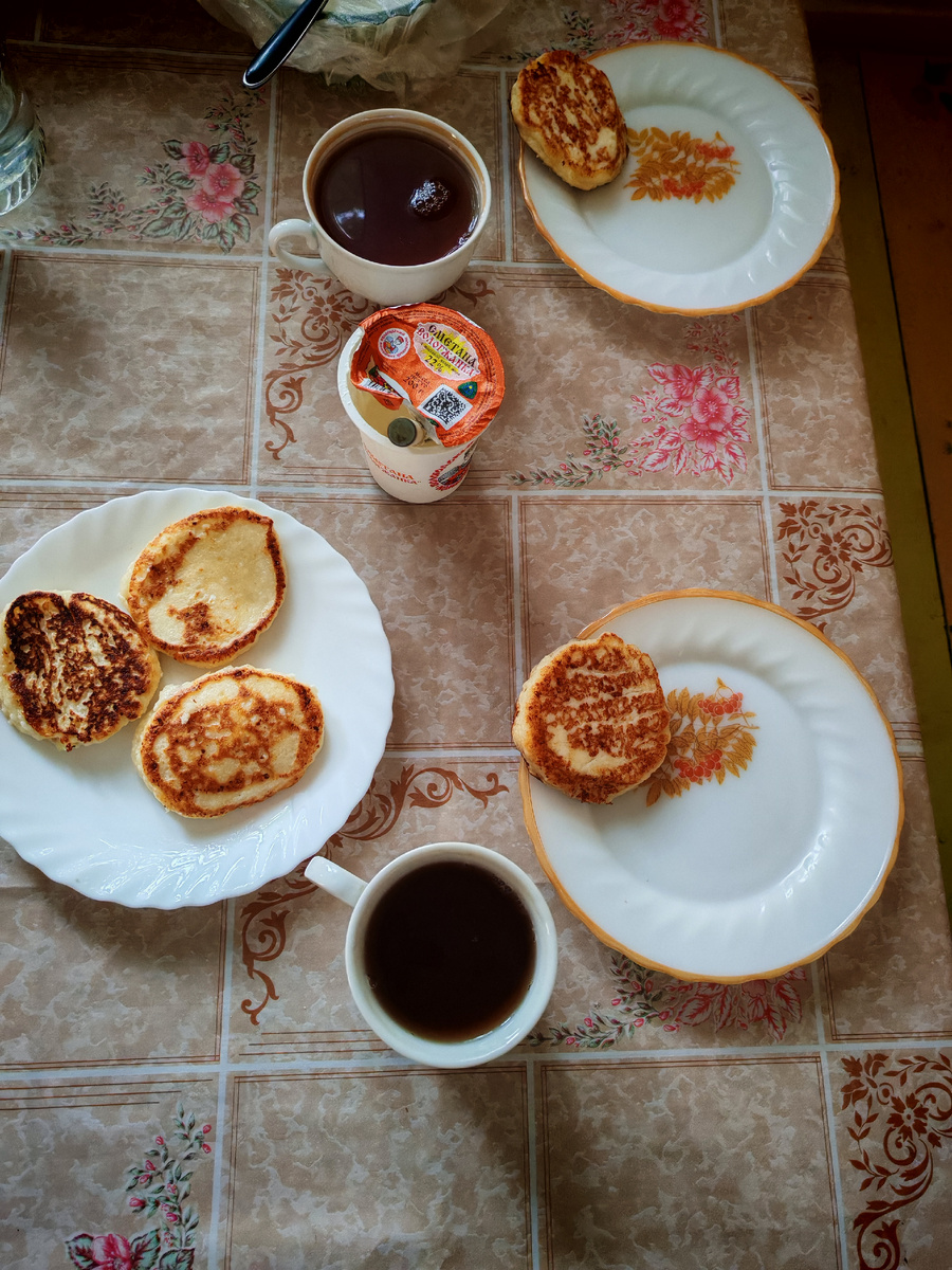 Эти тарелочки с рябинками (когда-то их было 6 штук) мы с мужем привезли маме на подарок, когда ездили после свадьбы в Ленинград. Это было наше свадебное путешествие. 