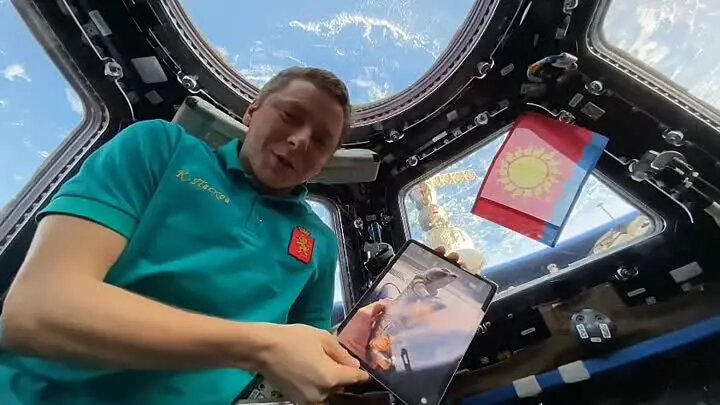 Космонавт Кирилл Песков - стоп-кадр из видеосообщения космонавта