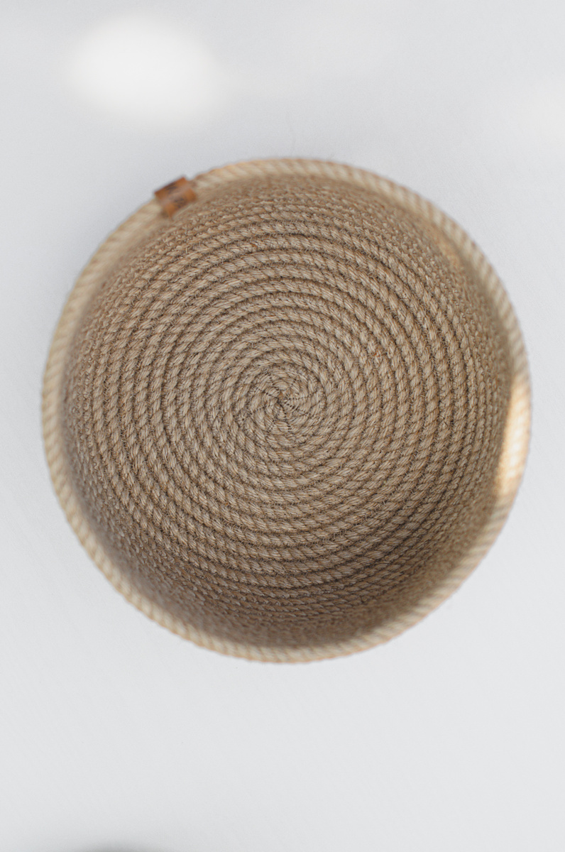 Сшитая корзина из джута. Вид сверху. Дно внутри. Видно как закреплено начало. 