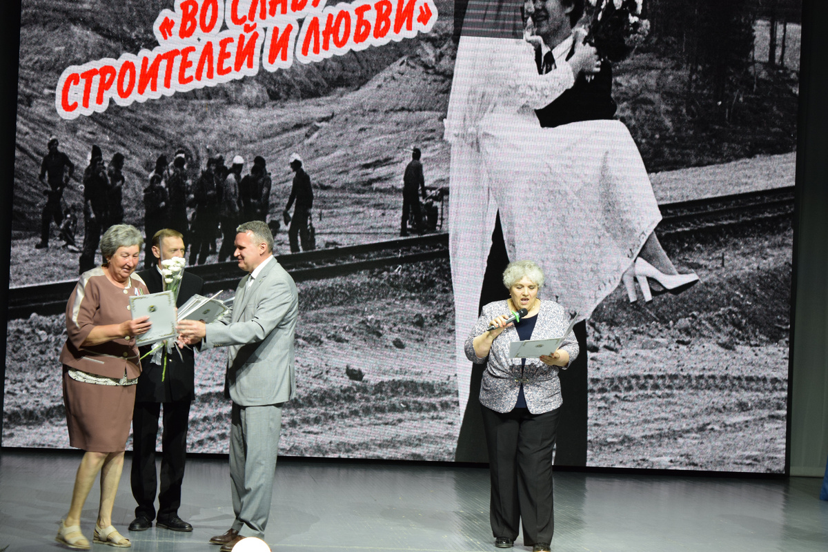 Лариса Норина сердечно поздравила виновников торжества, а мэр Сергей Анисимов вручил им награды