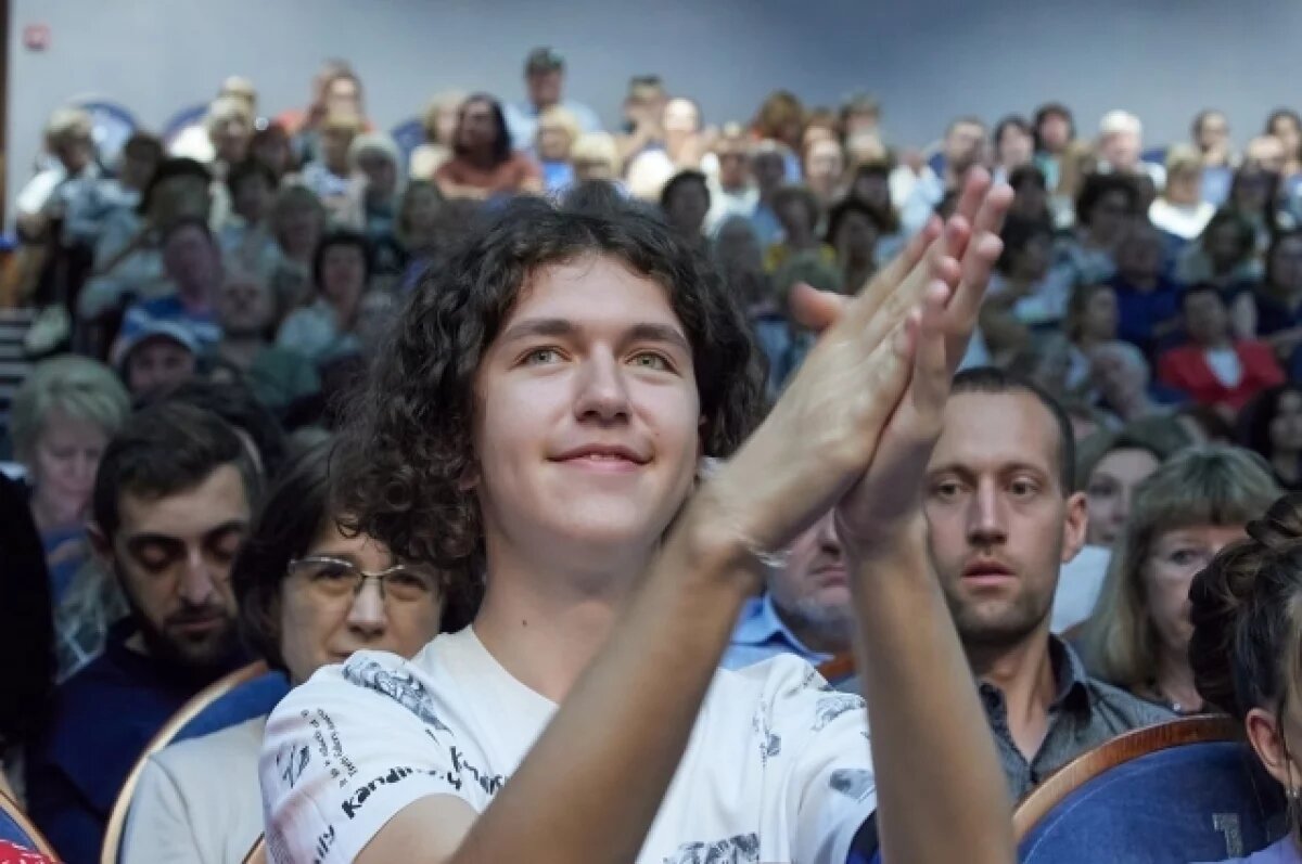    С 14 лет каждый может оформить себе Пушкинскую карту через личные кабинет в приложении «Культура». Пользоваться ей можно только до 22 лет.