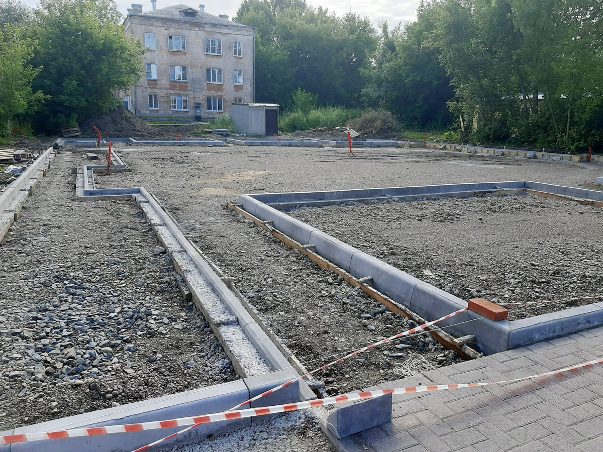 У будущего сквера уже наметились общие контуры, выложенные бордюрами