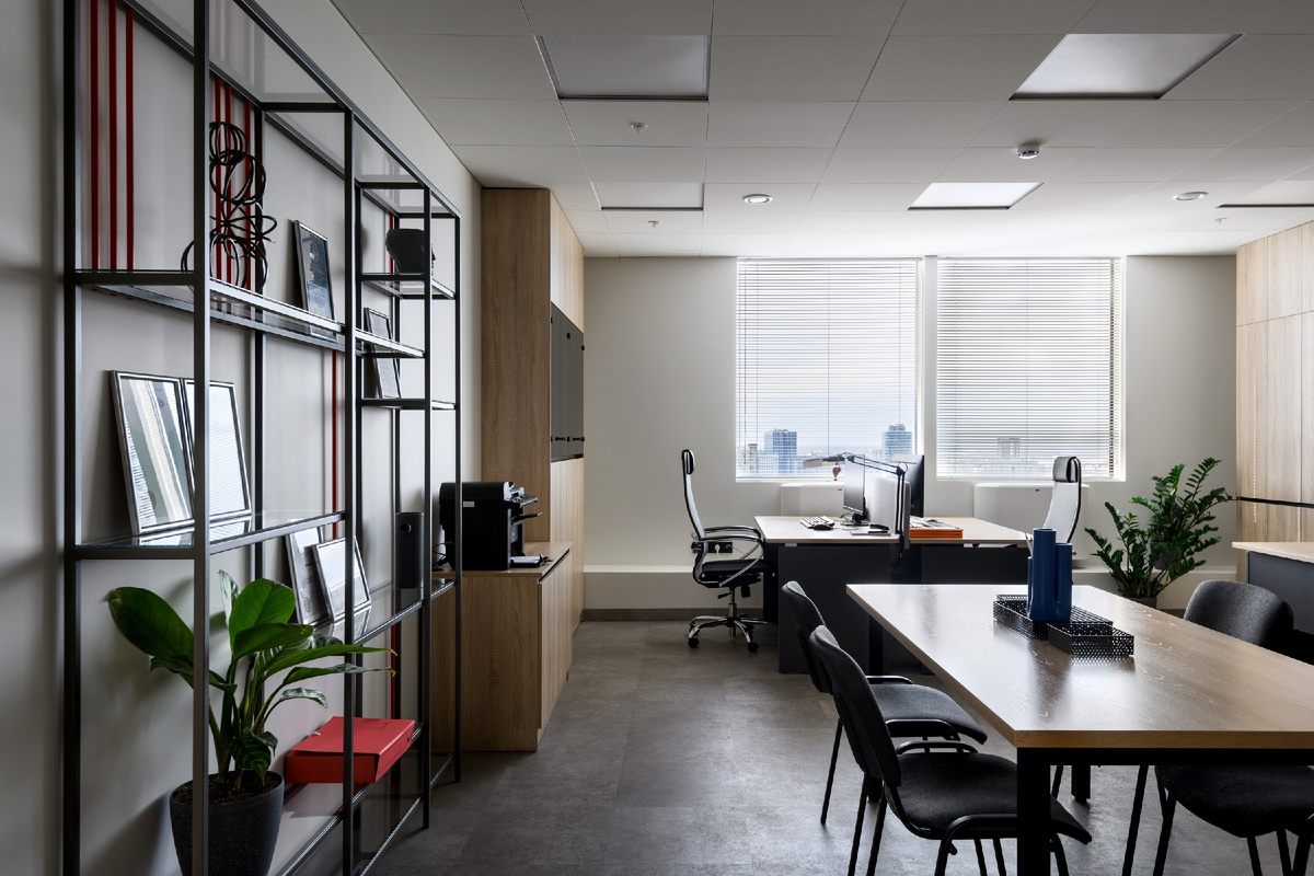 Закрытый потолок в одном из наших проектов. Подробнее: https://design-and-design.ru