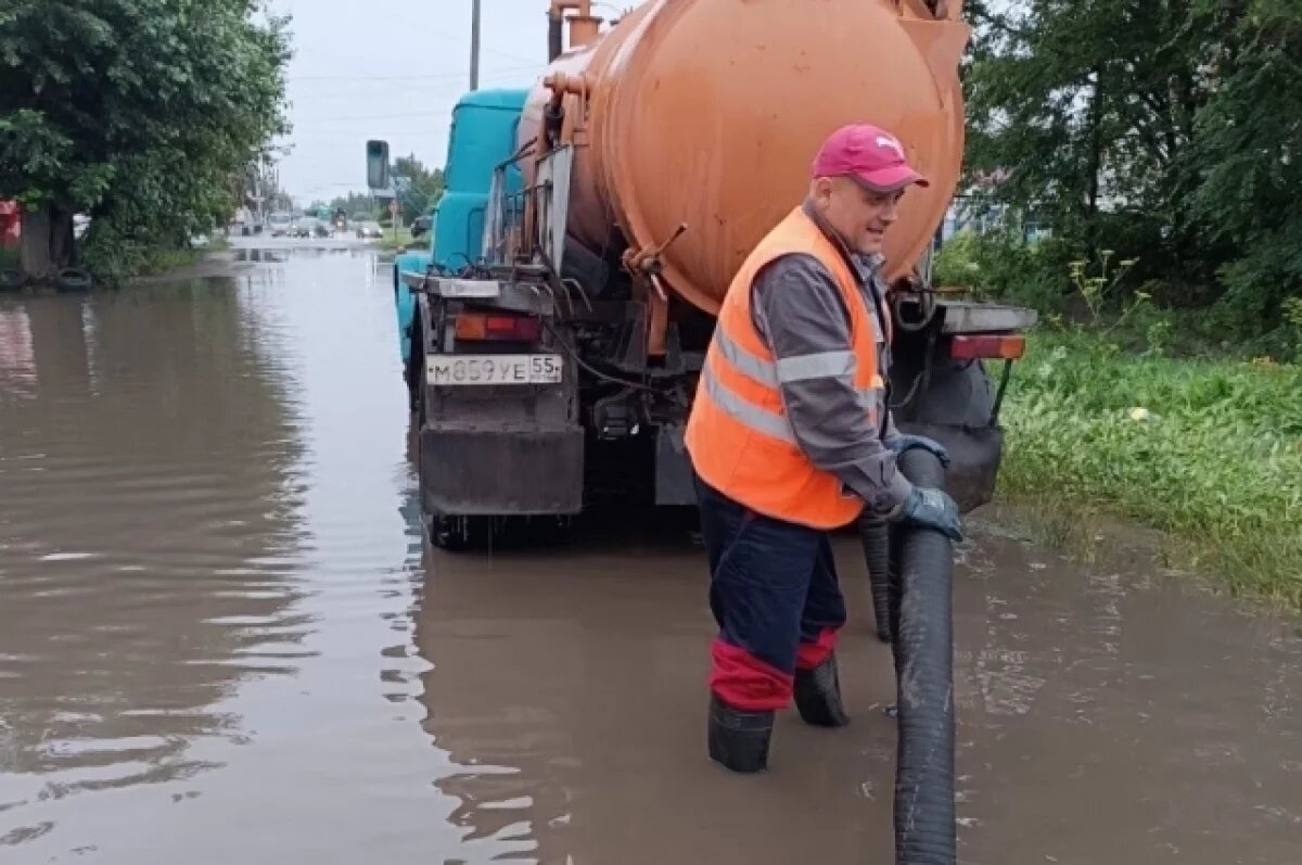    Дорожные службы Омска работают в усиленном режиме из-за сильных дождей