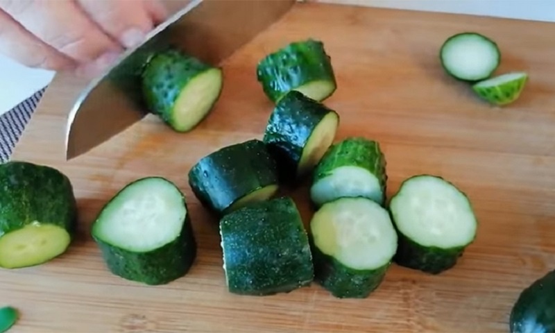 Финские маринованные огурцы крупной нарезки — закуска, которую съедят первой