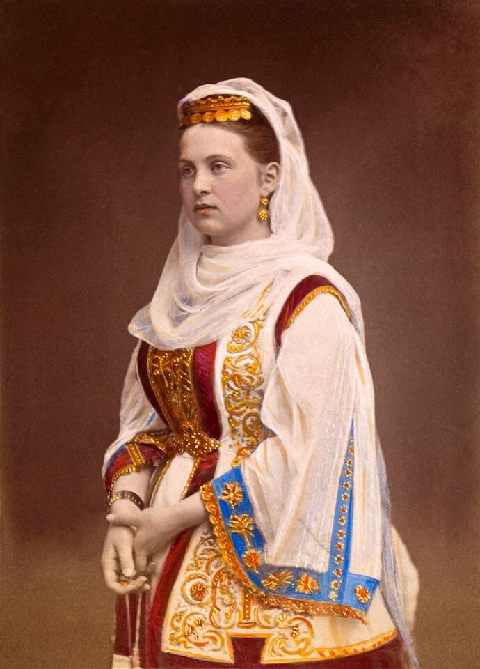 Королева Эллинов Ольга (внучка Николая I) в национальной одежде Греции