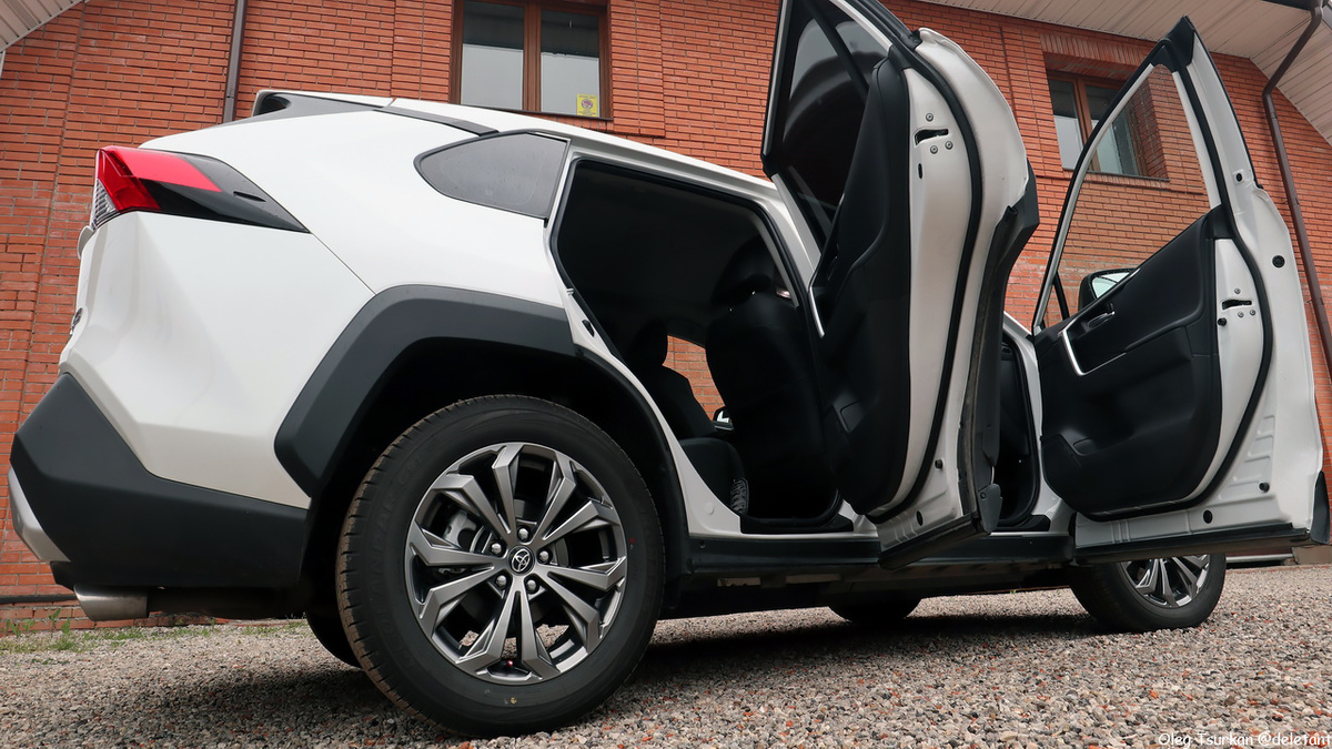 
накладки на пороги TOYOTA RAV4 "РУССКАЯ АРТЕЛЬ" © deletant