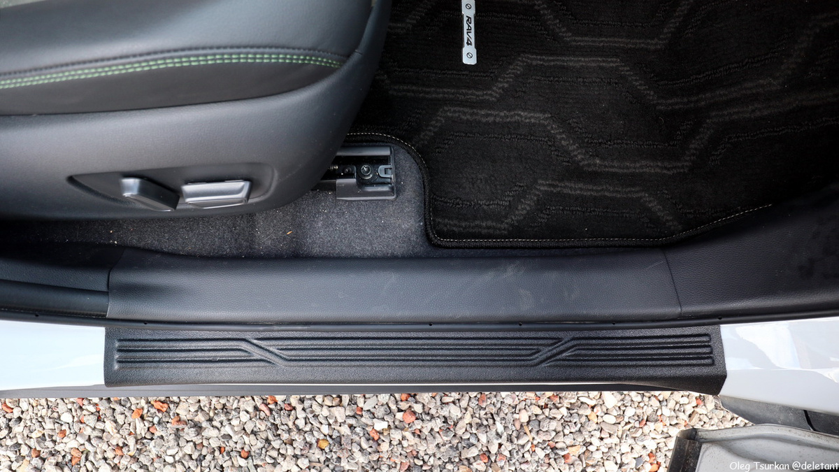 
вид сверху накладка переднего правого порога © deletant