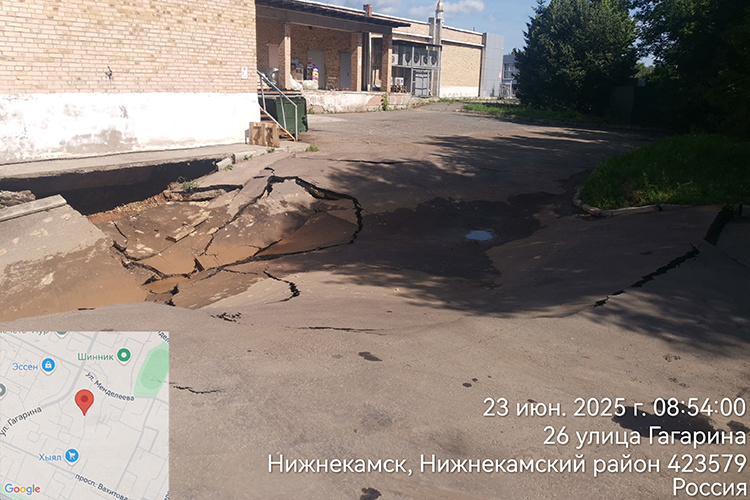    Утром 23 июня администрация торгового центра заметила провал грунта сзади ТЦ.   
Фото предоставлено администрацией ТЦ