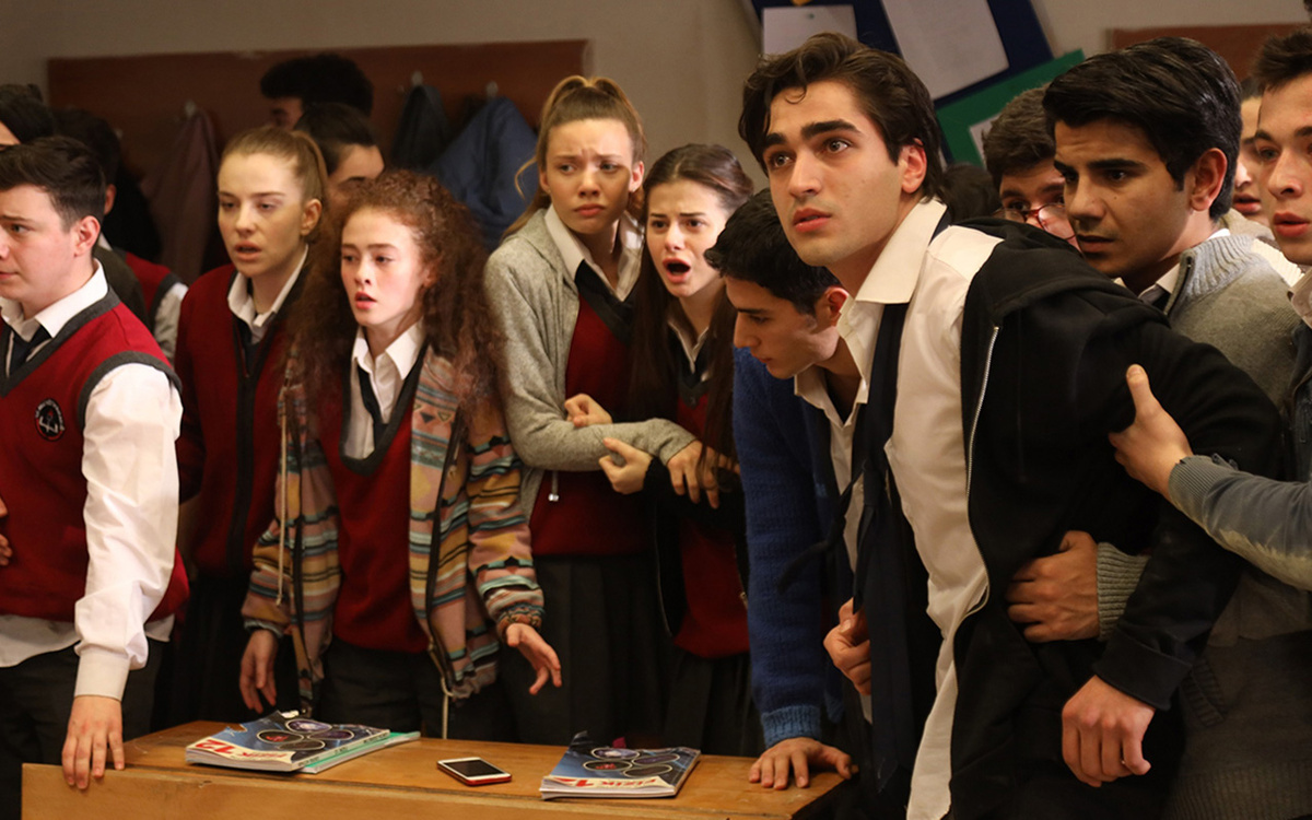 Кадр из сериала "Учитель"