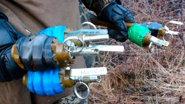 Связки по несколько ручных гранат Ф-1 с колышком, для установки на «растяжки», натяжные датчики цели (фото из открытых источников)