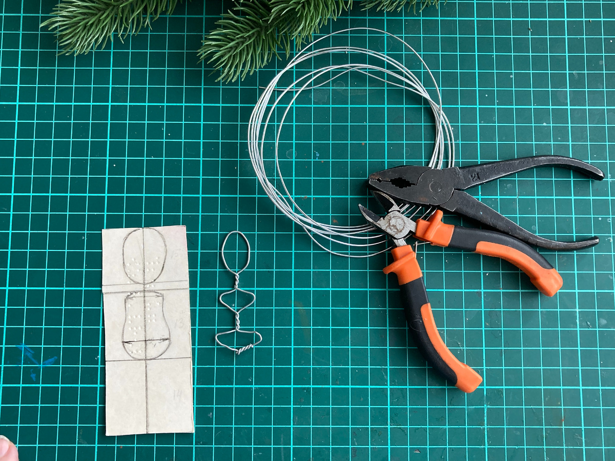 Заготовка для туловища барышни из проволоки. Фото автора