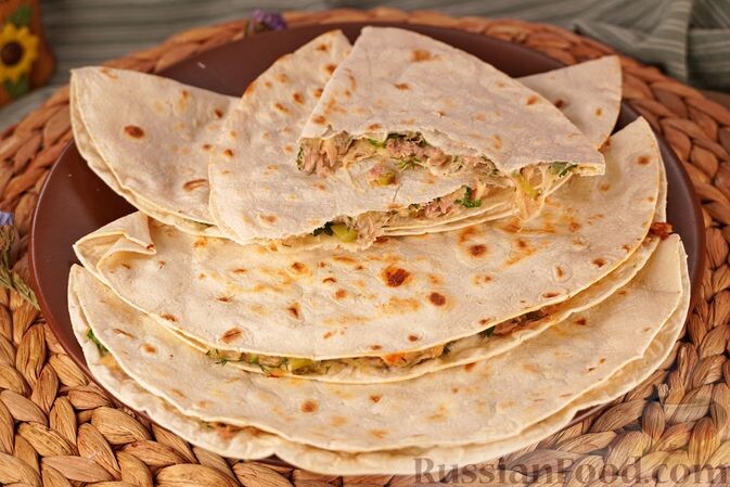 тортильи круглые, тунец консервированный, огурцы маринованные, йогурт, зелень, сыр твёрдый, соль, перец чёрный молотый