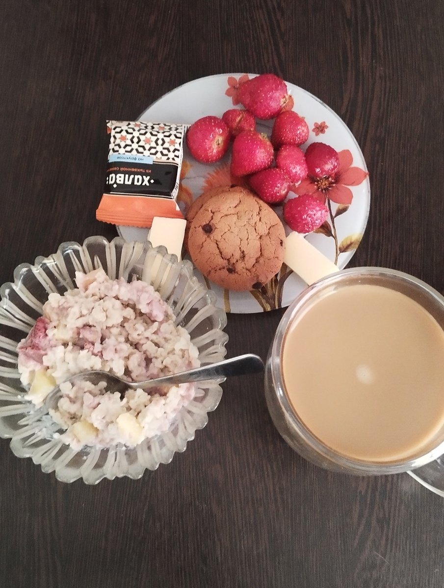 Что у нас тут: кофе, каша с клубникой и бананом, овсяное печенье, клубника, халва из тыквеных семечек и немного сыра. 