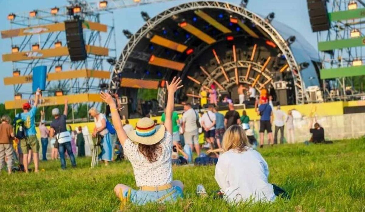     Люди на фестивале. Источник: life.ru Автор фото: Anton Gvozdikov