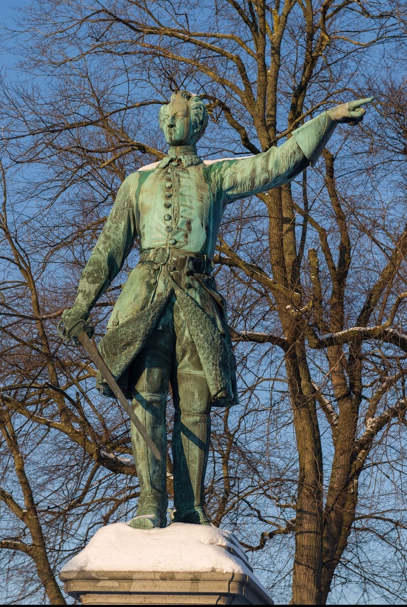 Памятник Карлу XII в Стокгольме. Король показывает в сторону России 