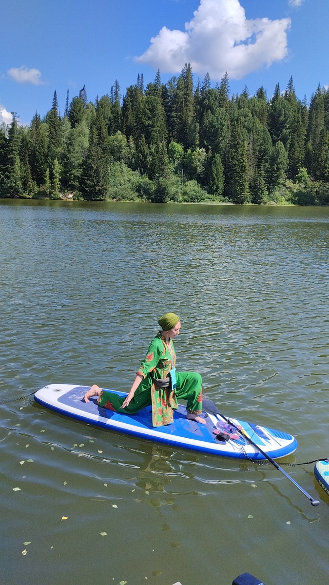 Будоража гладь.