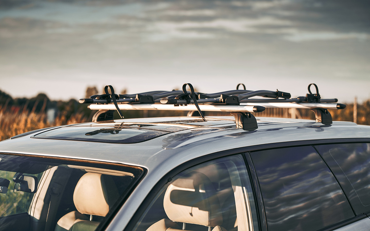 alexgo.photography / Shutterstock / FOTODOM📷Крепление на рейлинги — самая популярная система, поскольку позволяет регулировать расстояние между силовыми поперечинами в широком диапазоне под разные типы багажников