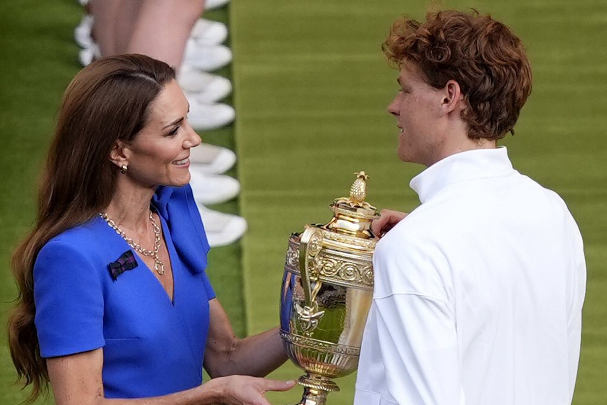     Кейт Миддлтон вместе с принцем Уильямом, дочерью и старшим сыном появилась на мужском финале Уимблдона