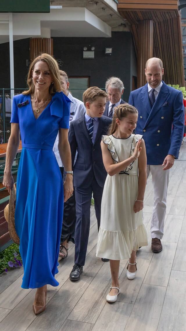    Кейт Миддлтон и принц Уильям с детьмиСоцсети королевской семьи