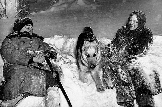 Любовь Орлова и Григорий Александров на подмосковной даче, 1955 год