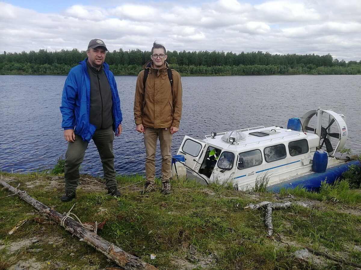 Коркин С.Е. (слева) во время заброски на Хиусе по реке Таз