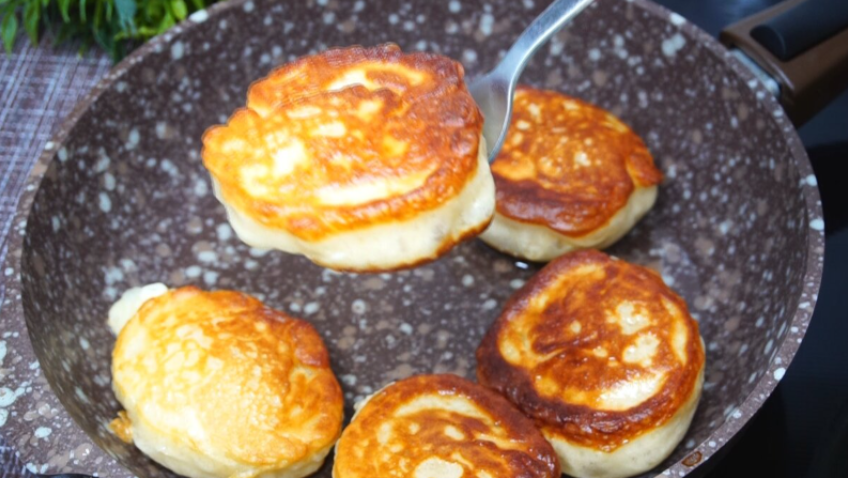 Заварные оладьи на кефире, пышные и вкус не такой как у традиционных оладьев