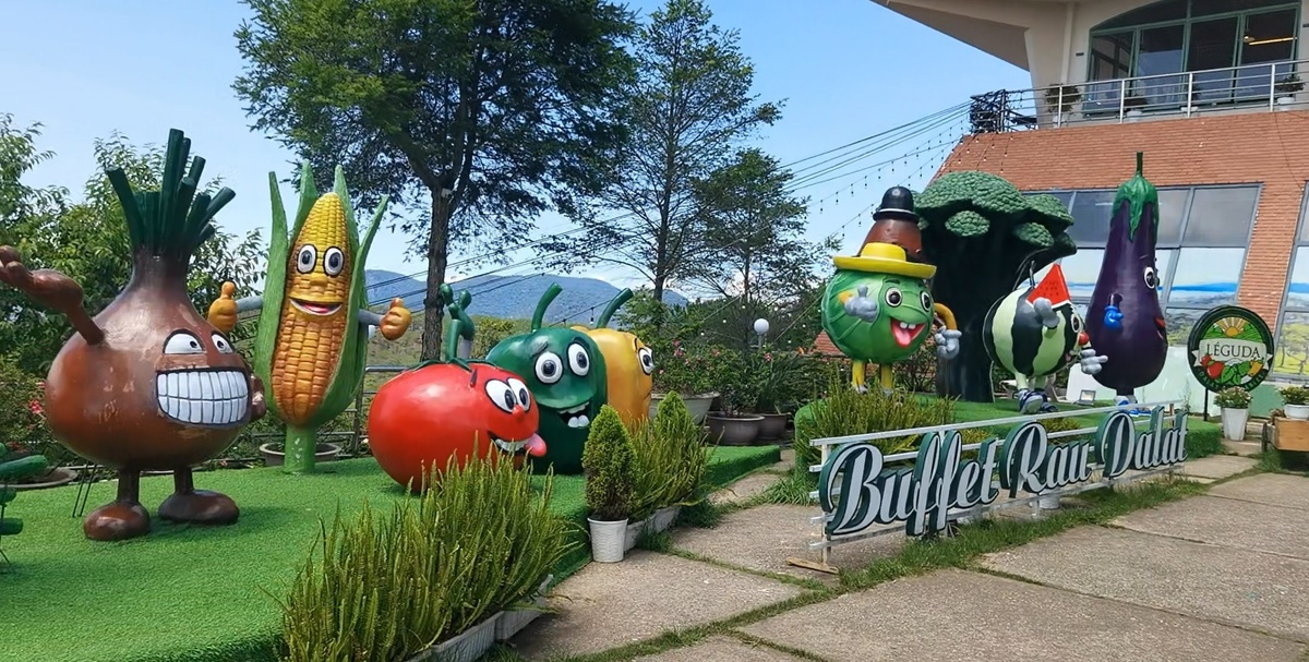 Овощная "грядка" на смотровой площадке в Далате.