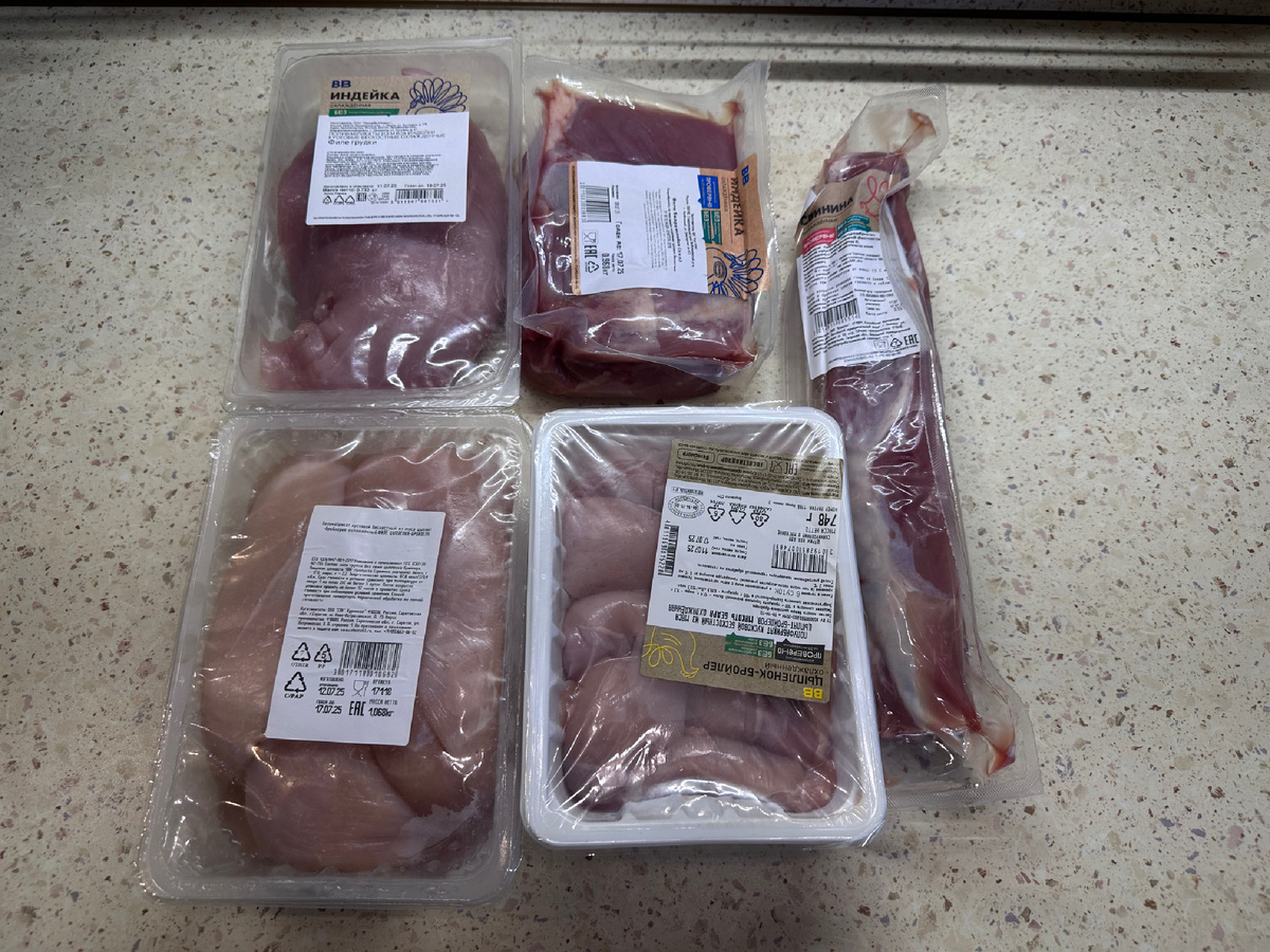Бедро индейки, грудка индейки, куриные бёдра, куриная грудка, свиная вырезка