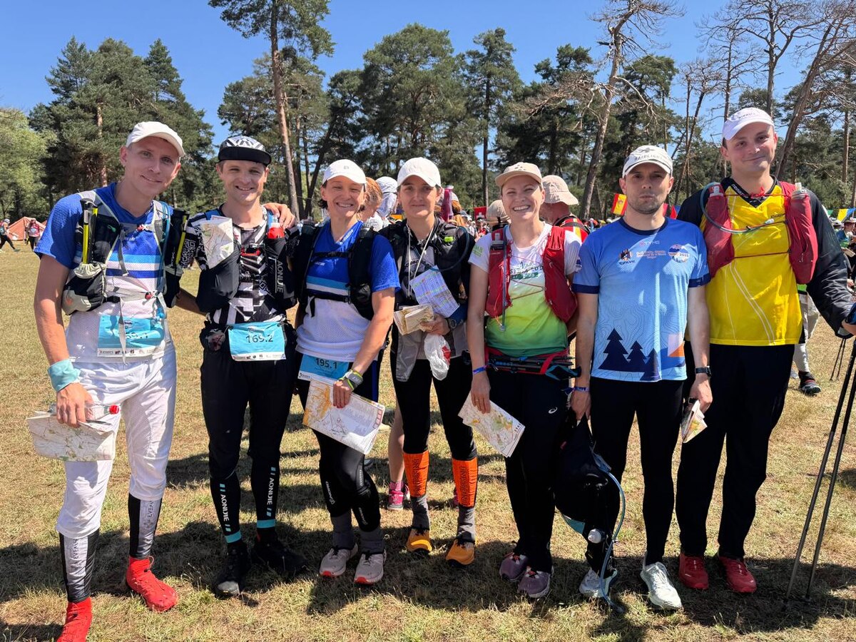 Вместе с другими командами перед стартом - Катя, Аня, Света, Саша, Женя