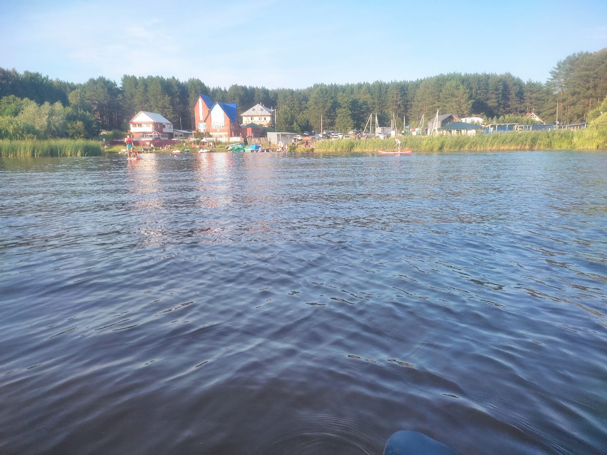 Там где домики - пляж и прокат катамаранов, сапов, лодок