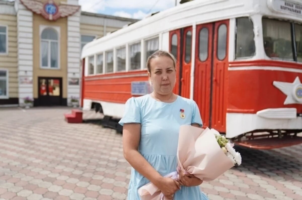    Водитель трамвая в Кемерове дважды отговорила человека покончить с собой