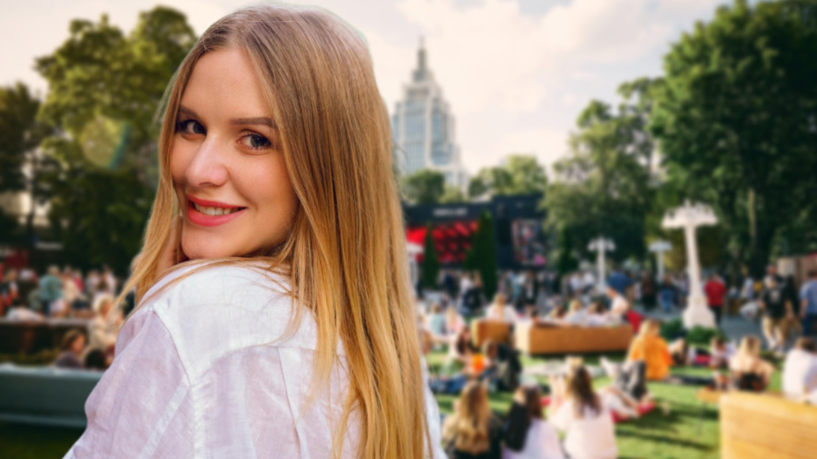 Фон - фото с фестиваля Chess&Jazz, от afisha.ru. Модель - фото от freepik