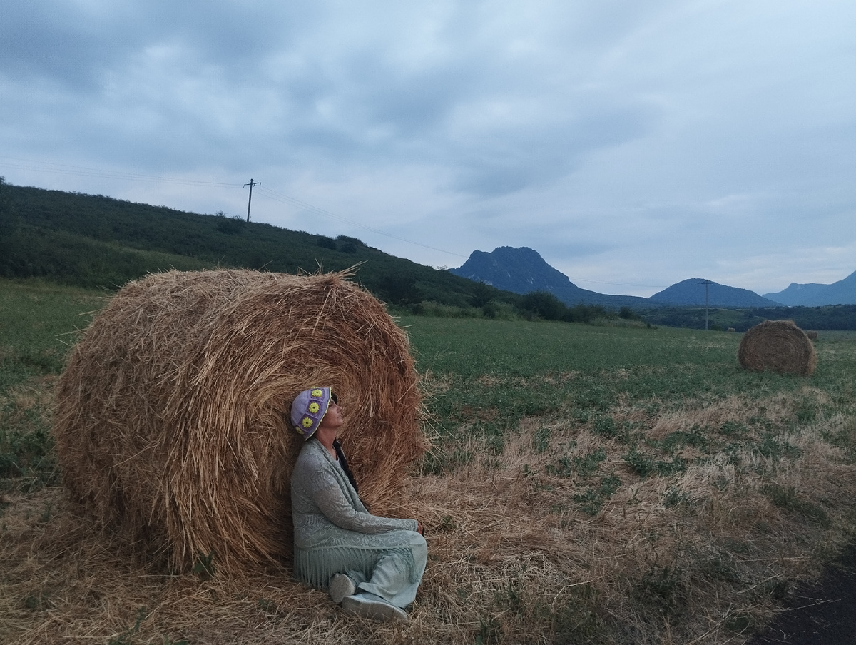 Район любимой велосипедный тропы, вид на горы Железную и Развалку, которые отсюда смотрятся меньше самих стогов
