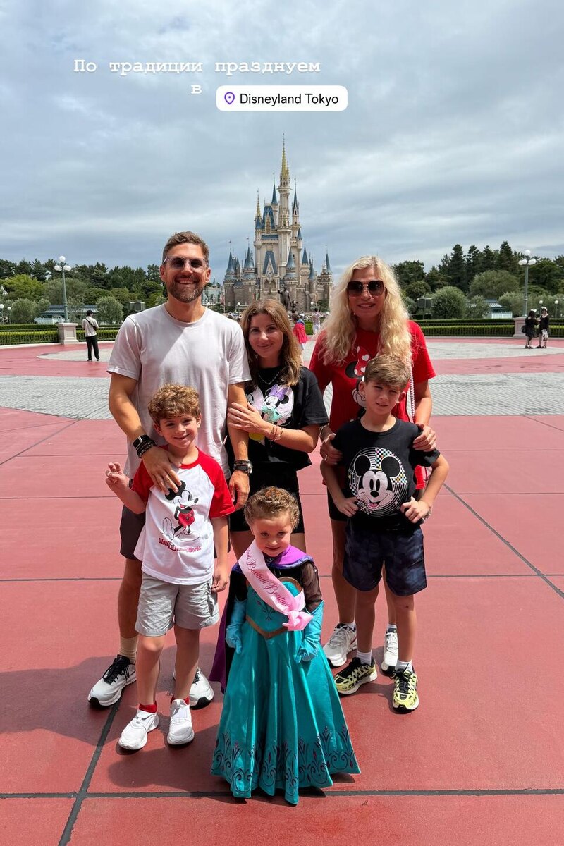    Галина Юдашкина с мужем, детьми и мамой в Японии Социальные сети
