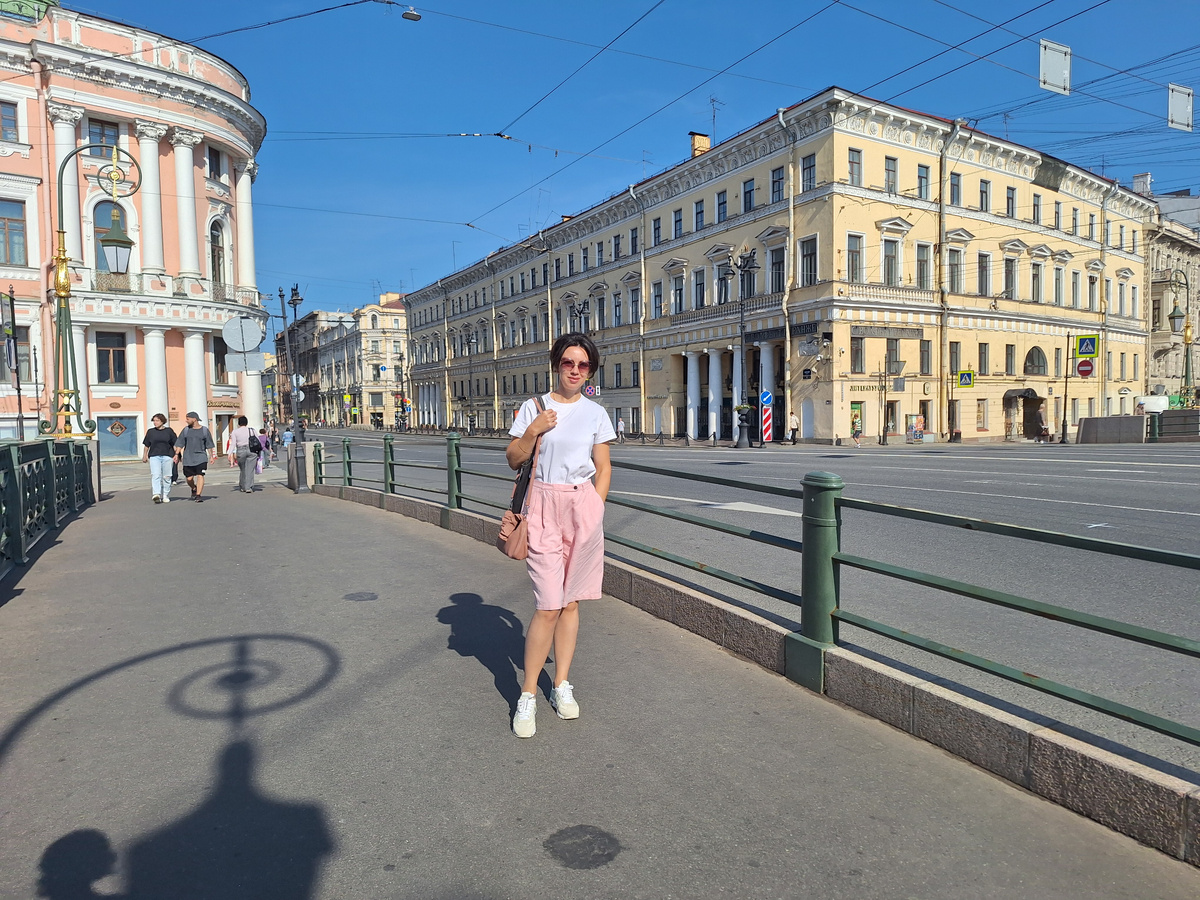 Невский проспект в утренние часы, любимое время для прогулок, пока город не проснулся