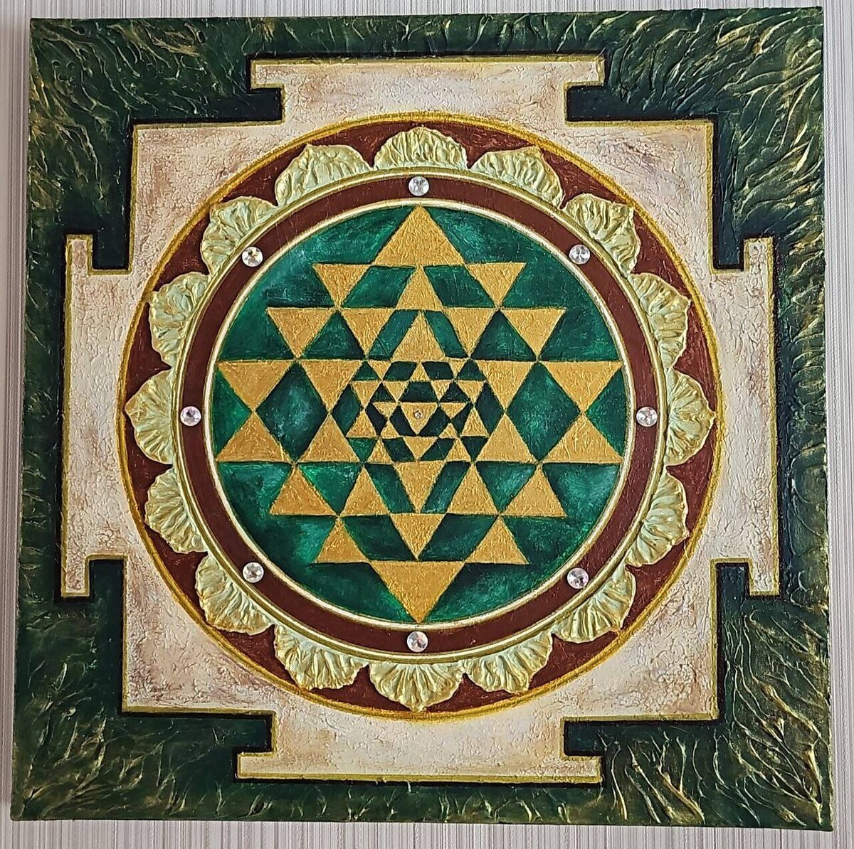 Хотите создать мощный символ гармонии? Узнайте, как нарисовать Шри Янтру за 5 простых шагов и наполнить её энергией для вдохновения и творчества!
