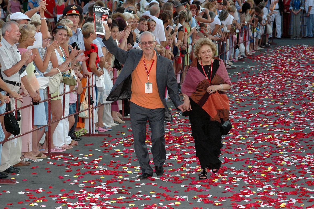    В 1937-м мать будущего постановщика по доносу была арестована на десять лет. Его отец после начала Великой Отечественной войны трудился на танковом производстве в Челябинской области. Мальчик некоторое время воспитывался в детдоме в Саратовской области / Legion-Media / С женой Лилией Майоровой, Persona Stars