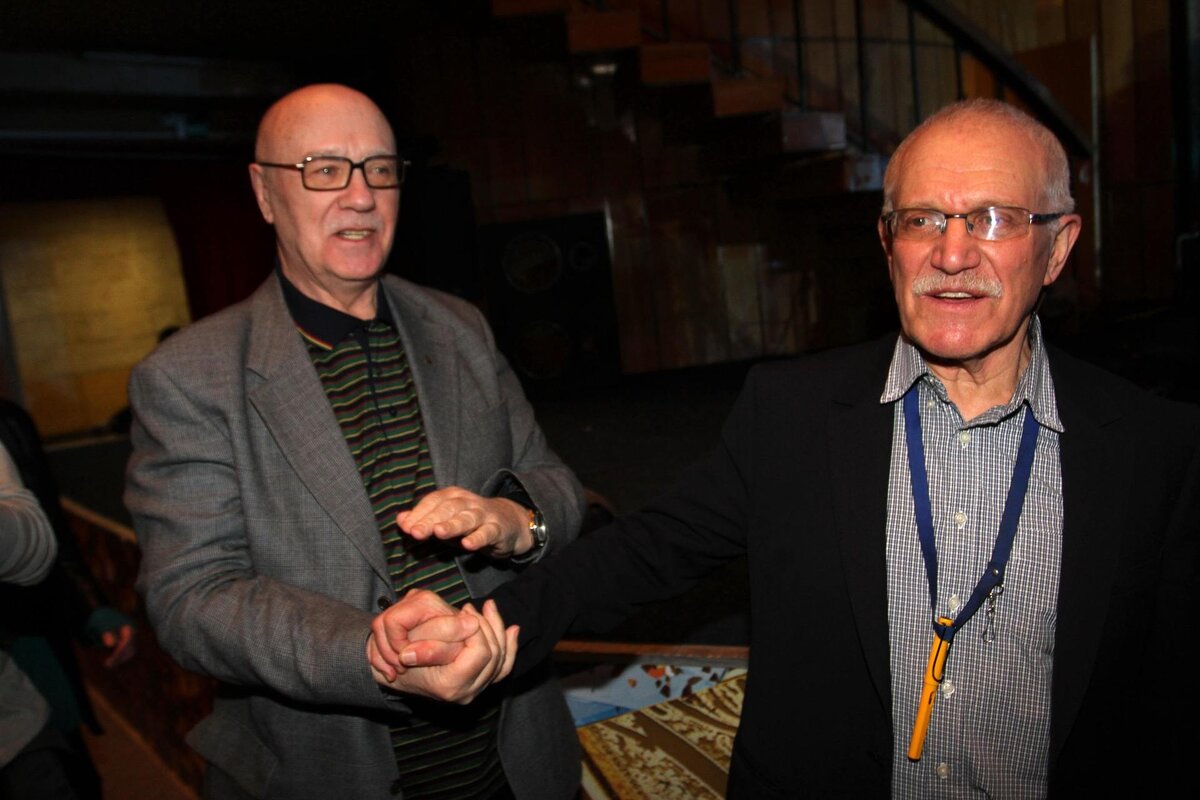    После окончания Московского инженерно-строительного института имени В.В. Куйбышева (ныне Национальный исследовательский Московский государственный строительный университет) в 1955-м Митта некоторое время работал художником-графиком — рисовал карикатуры для различных журналов / Legion-Media / На фото с актёром Леонидом Куравлёвым