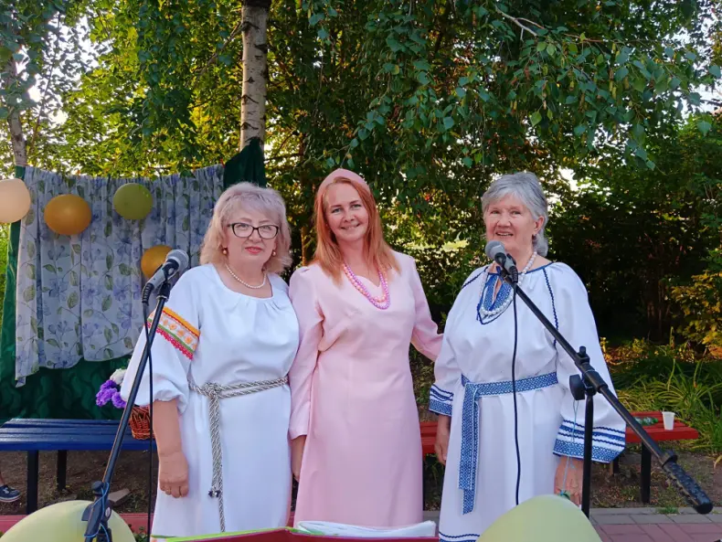 Выступление на День семьи, любви и верности в клубе. Мы все втроём, смеси разных национальностей)))