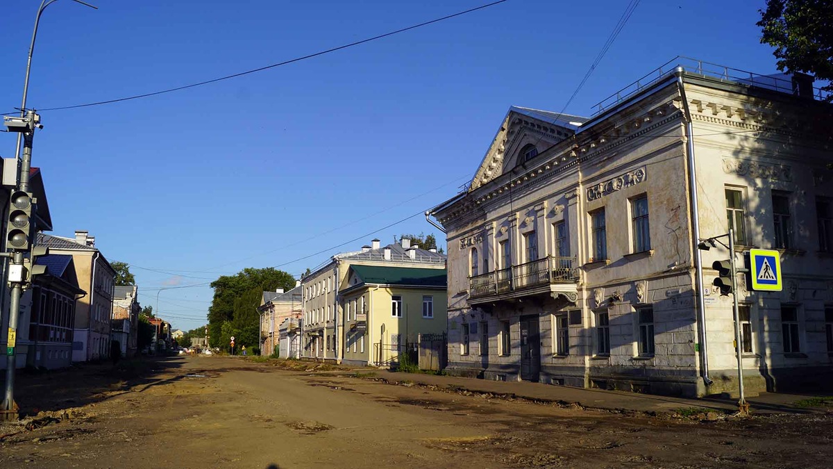 На улице полностью поменяют бордюрный камень, покрытие тротуаров и проезжей части. Установят новые фонари и светофоры