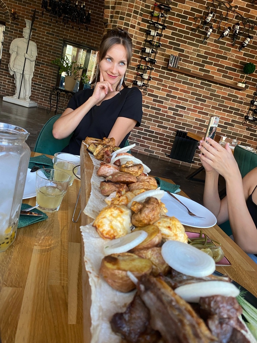 Заказала метр шашлыка.