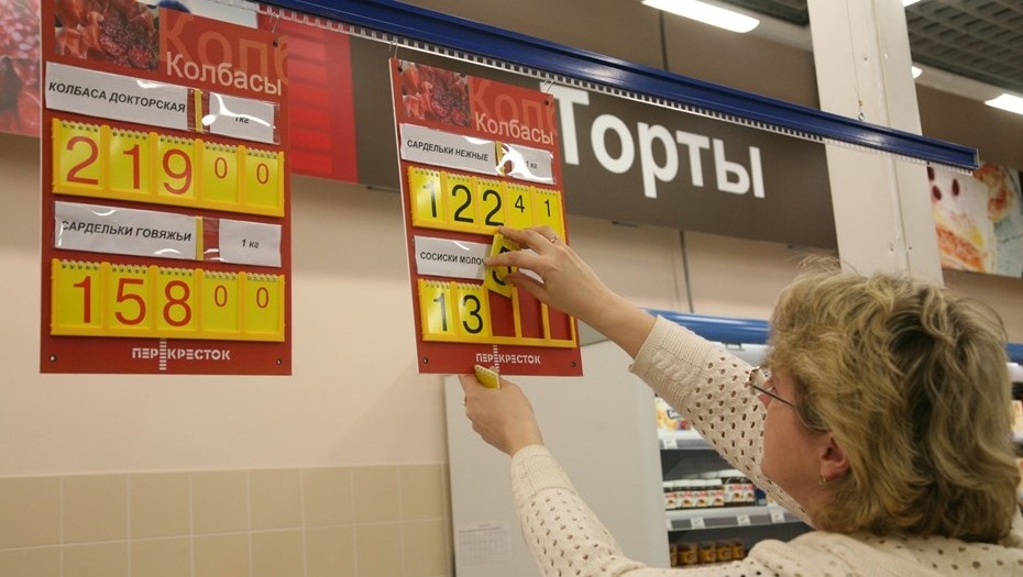    Смена ценников в магазине. Автор фото: Байгушева Антонина/ДП