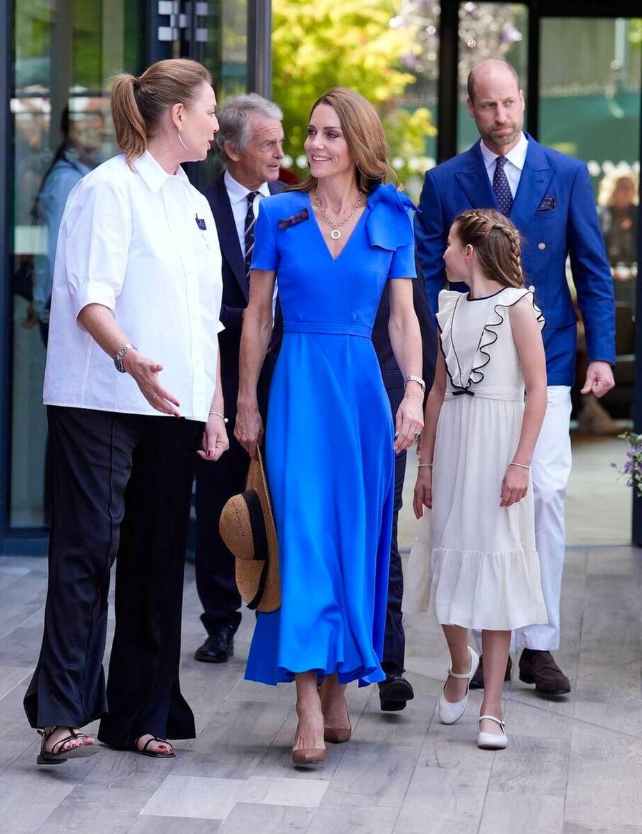 Принцесса Кэтрин в светло - синем платье, Шарлотта - в белом. Всё очень красиво и элегантно. 