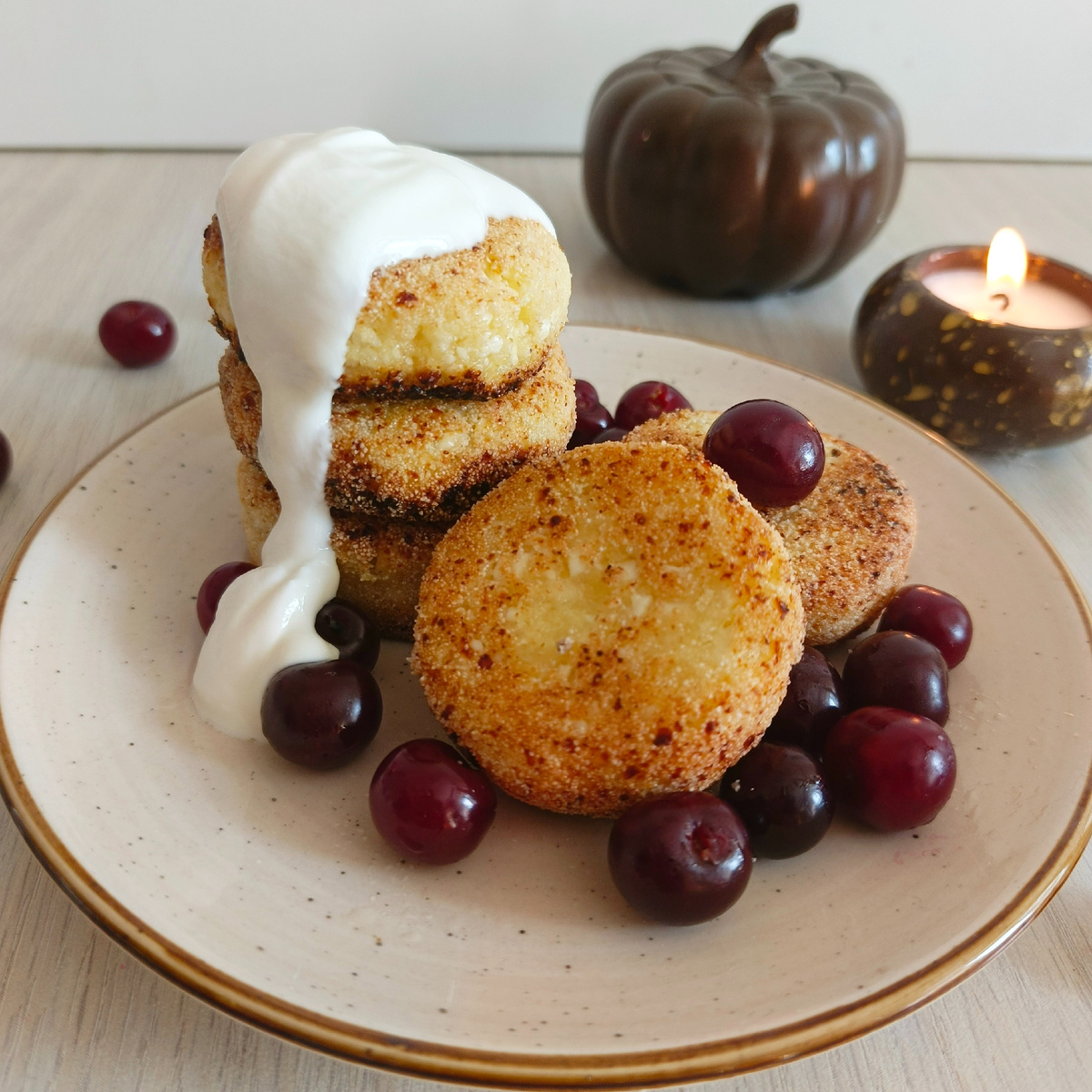 Подача сырников со сметаной и вишней